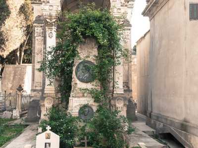 Altra opera degna di nota � il sarcofago dedicato a Giuseppe Cencini, opera dello scultore Raffaello Romanelli